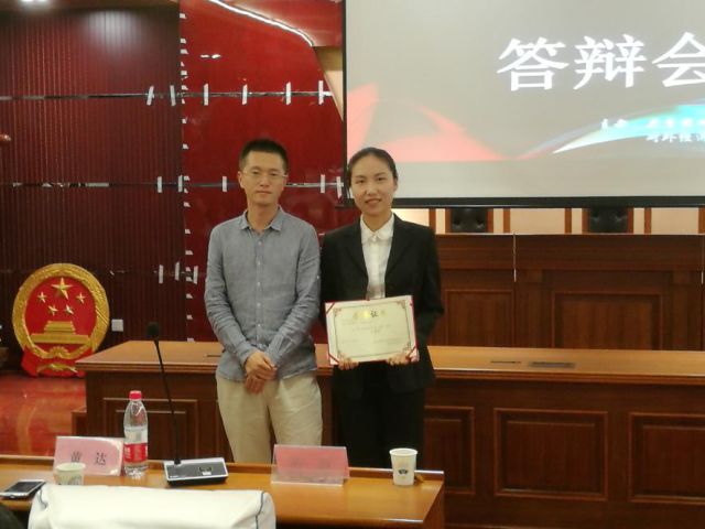 北京义工联盟会长黄达先生为获得一等奖的项目团队颁奖.jpg